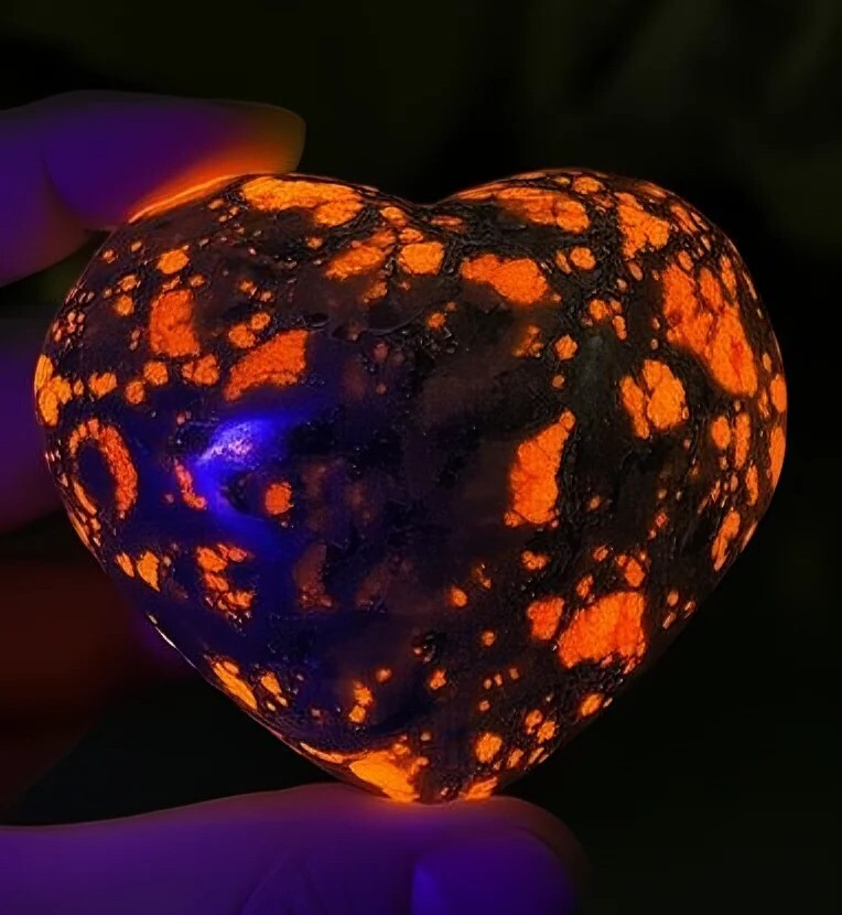 Natural Yooperlite Heart Shape UV Fluorescent Glowing Emberlite Fire Rock Stone