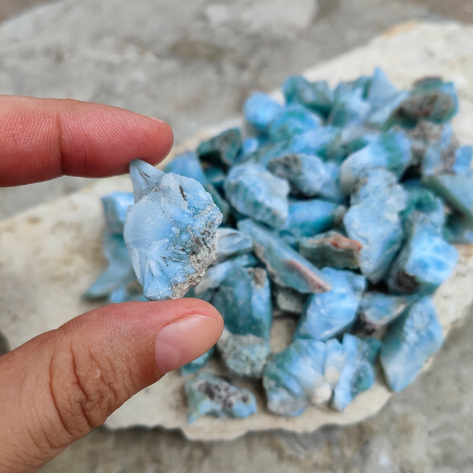 HIGH GRADE GENUINE LARIMAR ROUGH CRYSTAL STONES DOMINICAN BLUE GEM SMALL CHUNKS