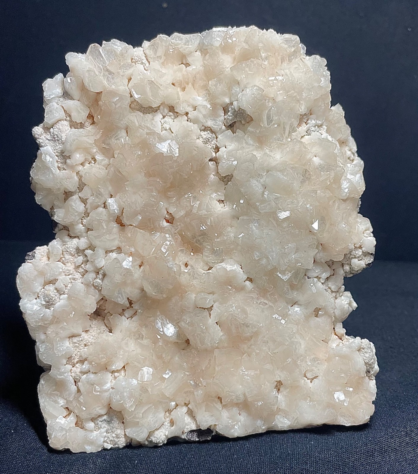 Natural stilbite in quartz crystal mineral specimens 538gr 12.5x12x4 cm video