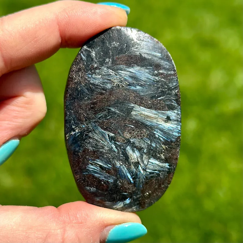 Natural Fireworks Stone Arfvedsonite Flash Palm Stone Breakthrough Inspiration
