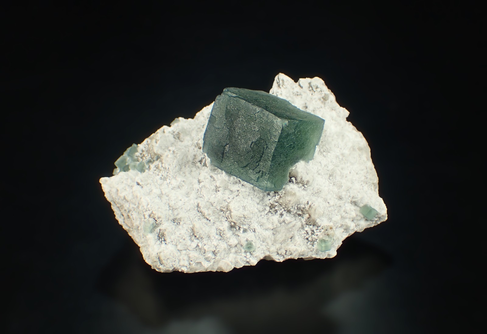 fluorescent FLUORITE crystal on matrix 8,5 x 6,5 x 5,3 cm from CHINA 12688