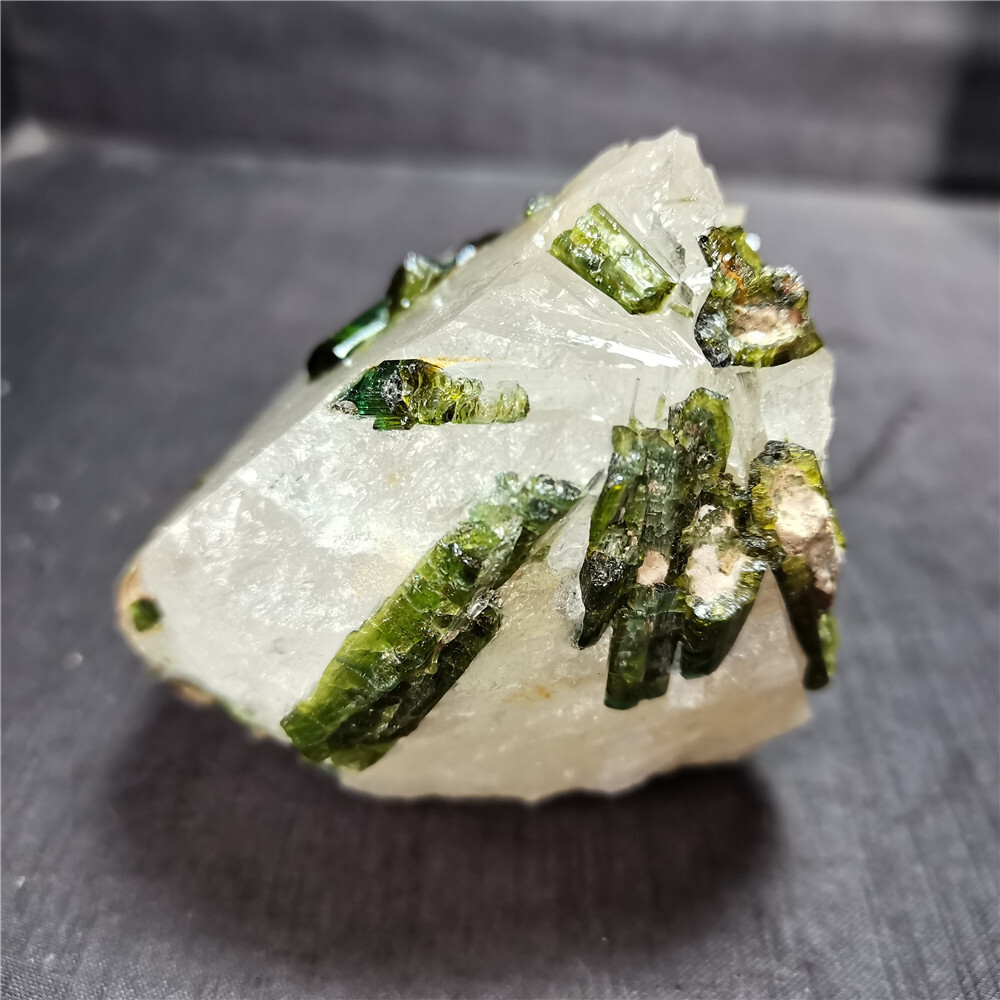 TOP 439 G Natural GreenTourmaline on Quartz Specimens Y14