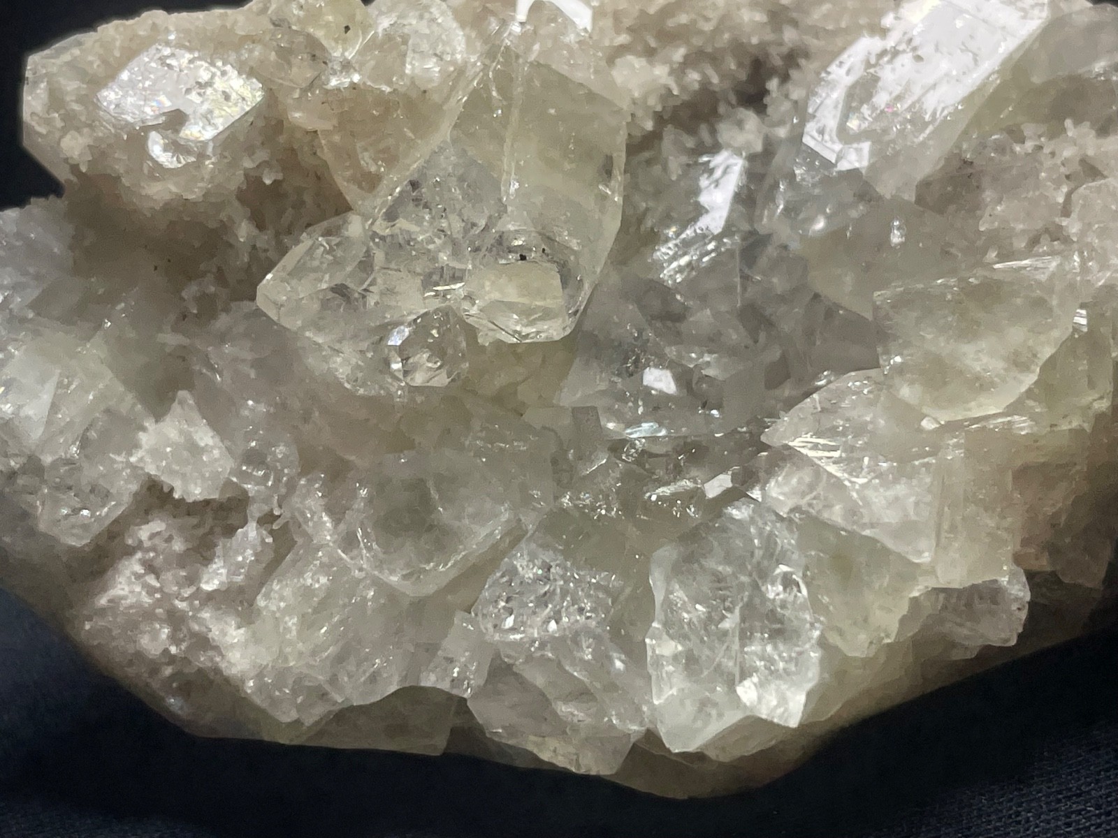 Natural clear Apophyllite in quartz minerals specimen 118gr 7.5x5x4 cm