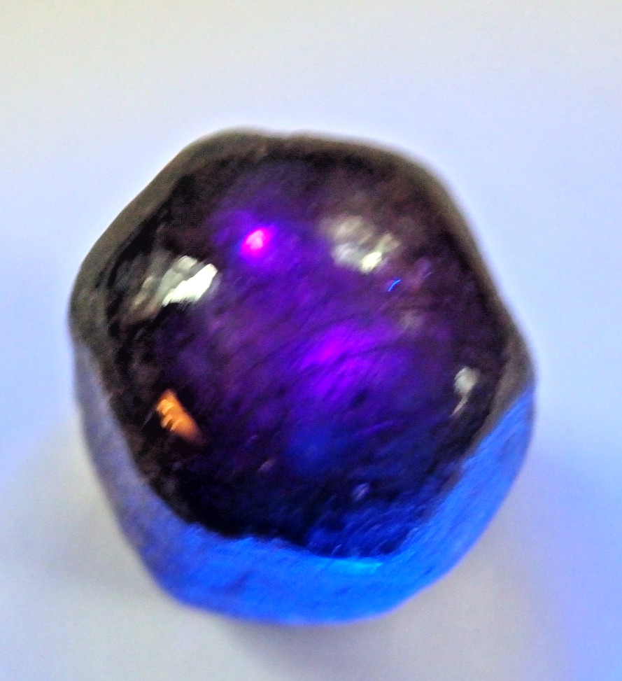 Crystal Natural Star Corundum Ruby Sapphire Dogtooth 27.8 grams India UV