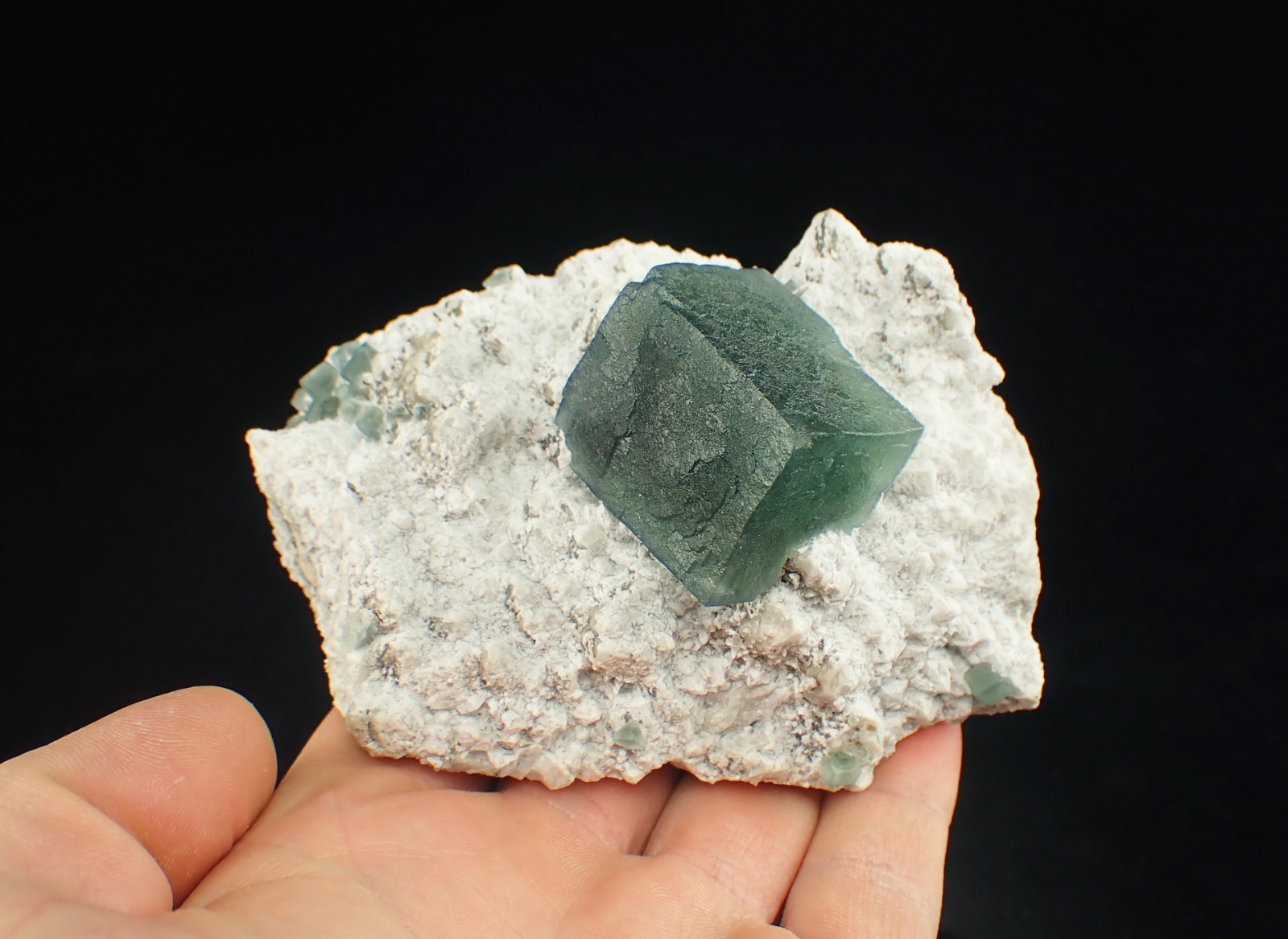 fluorescent FLUORITE crystal on matrix 8,5 x 6,5 x 5,3 cm from CHINA 12688