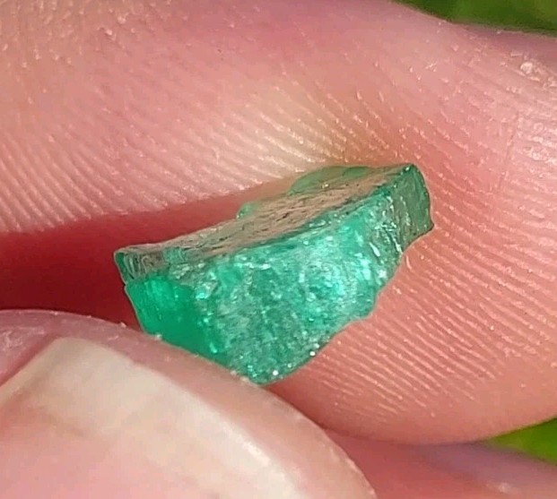 GLOWING EMERALD DOUBLE TERMINATED FROM MUZO MINE, COLOMBIA