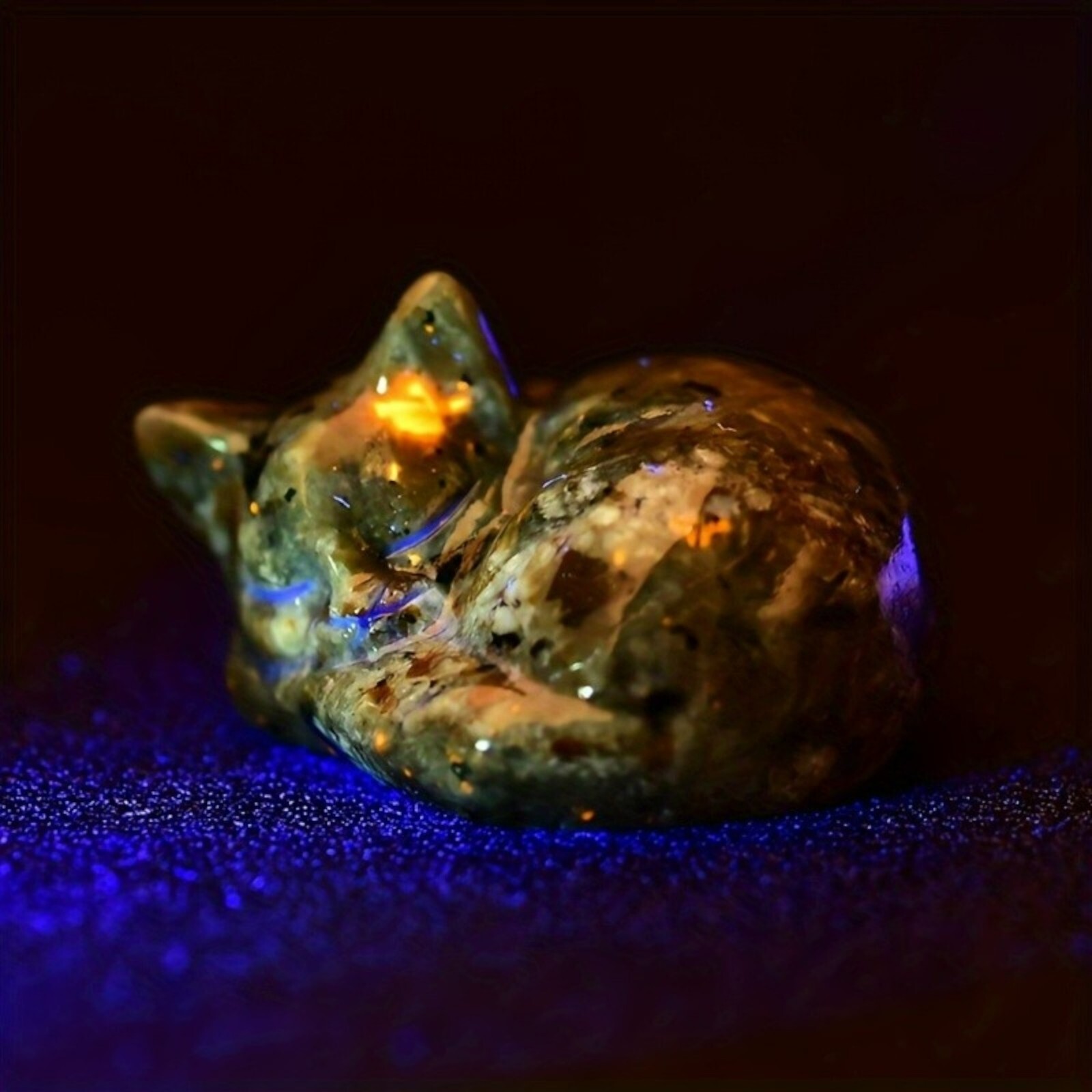Natural Yooperlite Stone Cat UV Reactive Sodalite Kitten Statue Home Decoration