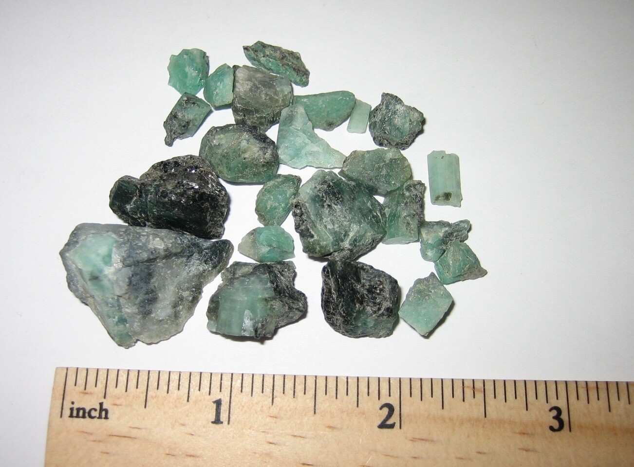 23 SMALL NATURAL ROUGH 0.2″- 0.5″ EMERALD GREEN BERYL CRYSTALS BRAZIL ~ 23.2g *2