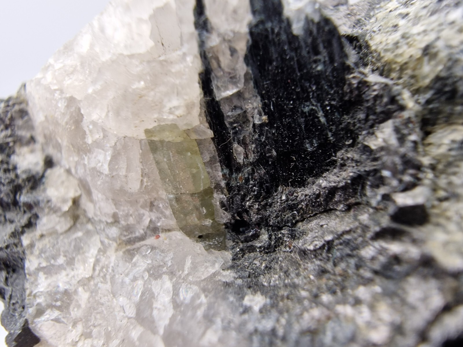 Apatite on Quartz From Ickorbotten Mine , Ludvika , Kopparbergs län , Sweden