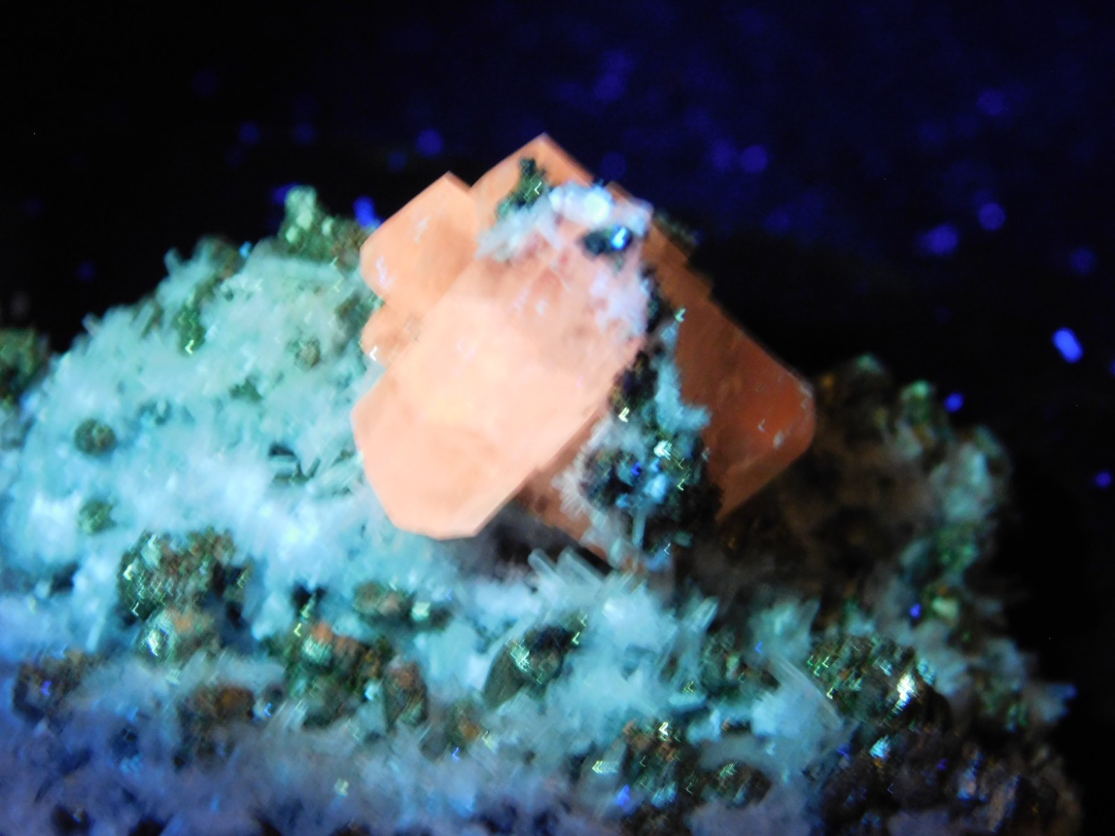 FLUORESCENT Calcite CRYSTAL Cluster on PYRITE with Druzy Quartz Peru 163gr