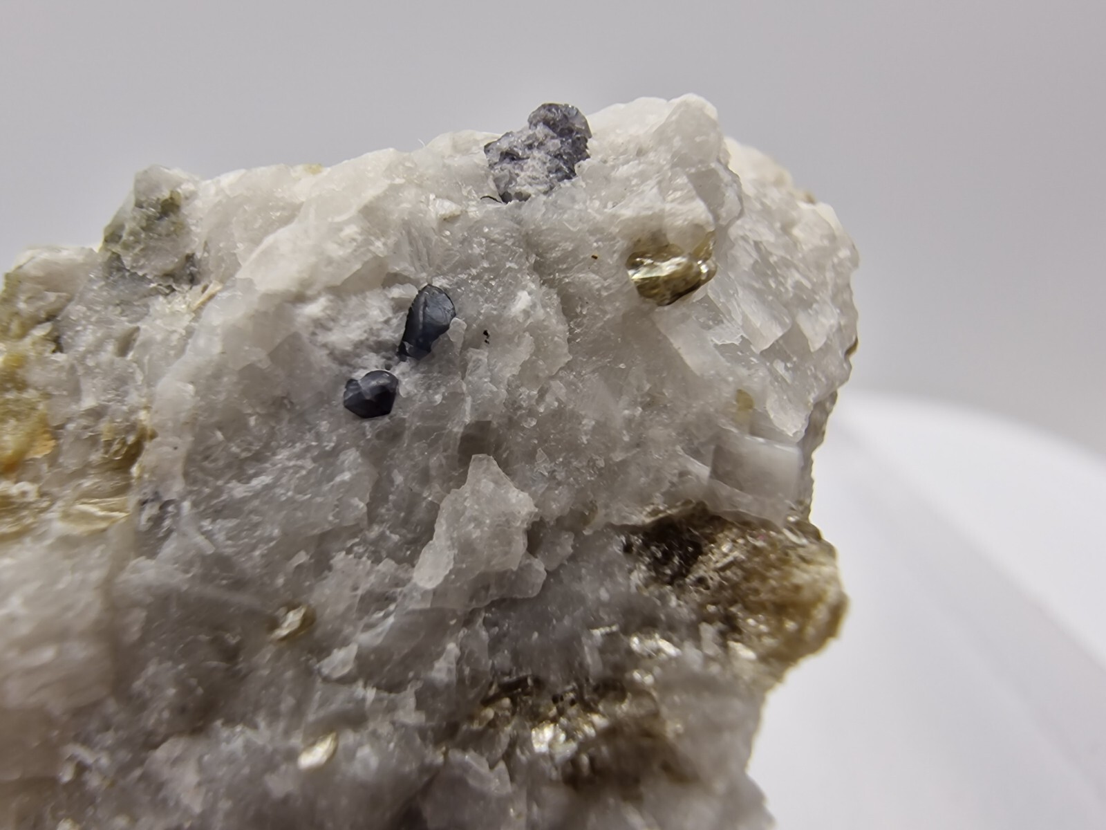 Phlogopite and Spinel From Kalkbro lime quarry , Södermanlands län , Sweden