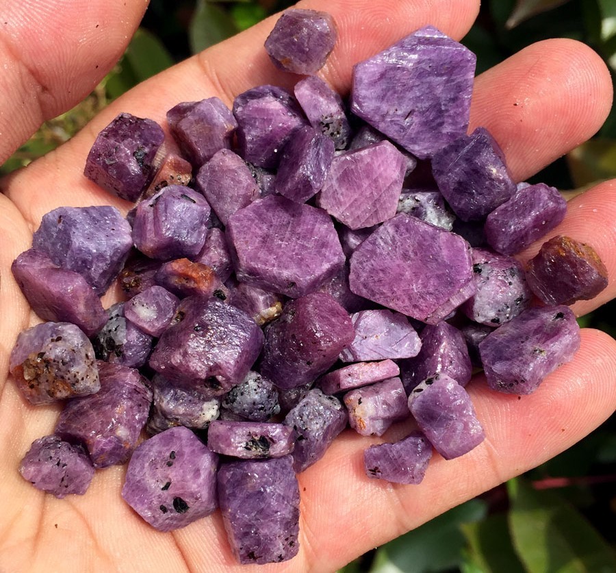 100g Natural Purple Corundum Ruby Crystal Hexagonal Prisms Specimen HG001