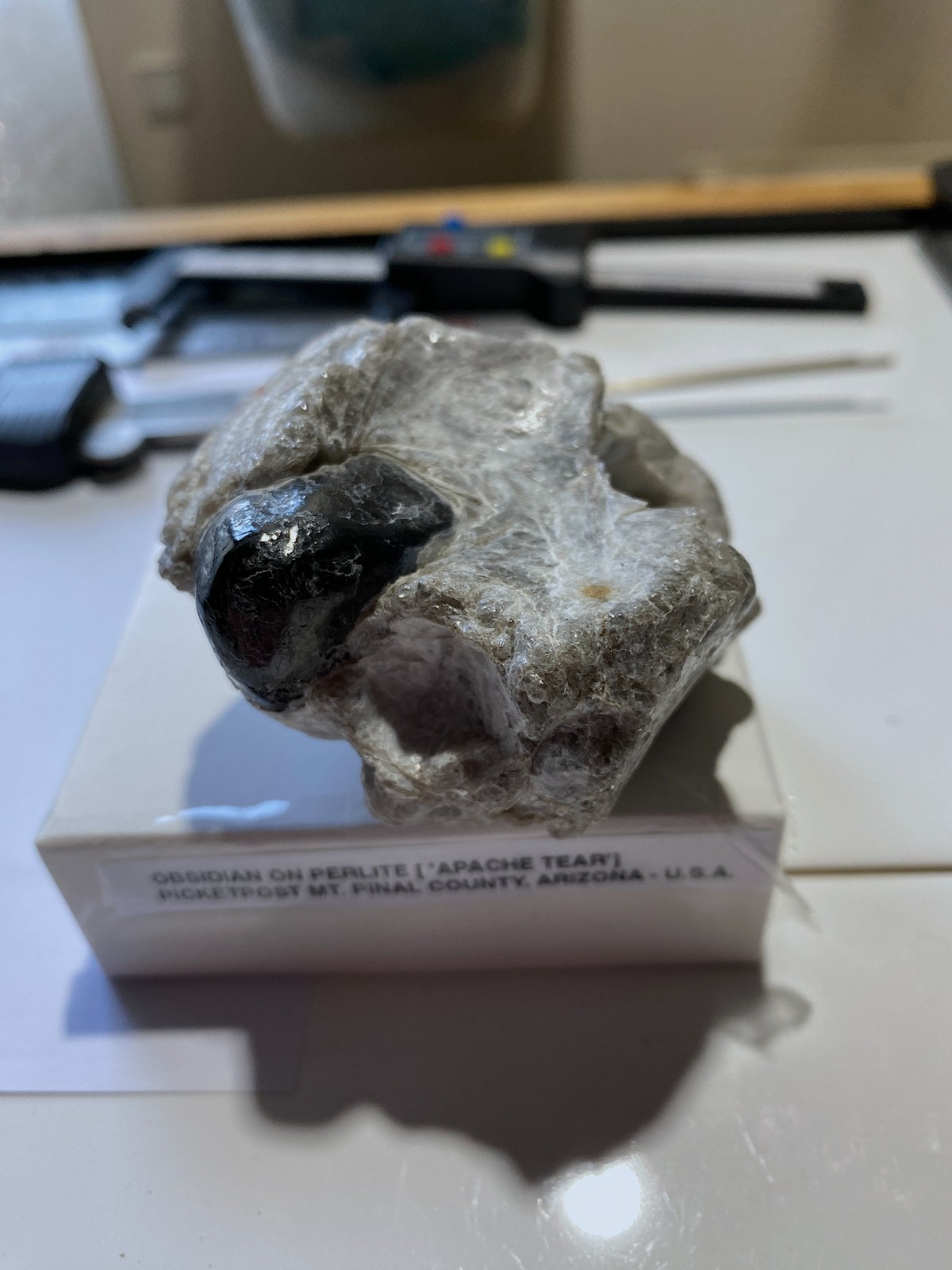 OBSIDIAN IN PERLITE ‘APACHE TEAR’ : PICKETPOST MT. , ARIZONA, U.S.A. 130g MF4941