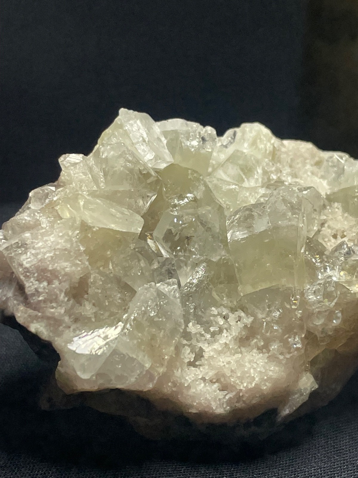 Natural clear Apophyllite in quartz minerals specimen 118gr 7.5x5x4 cm