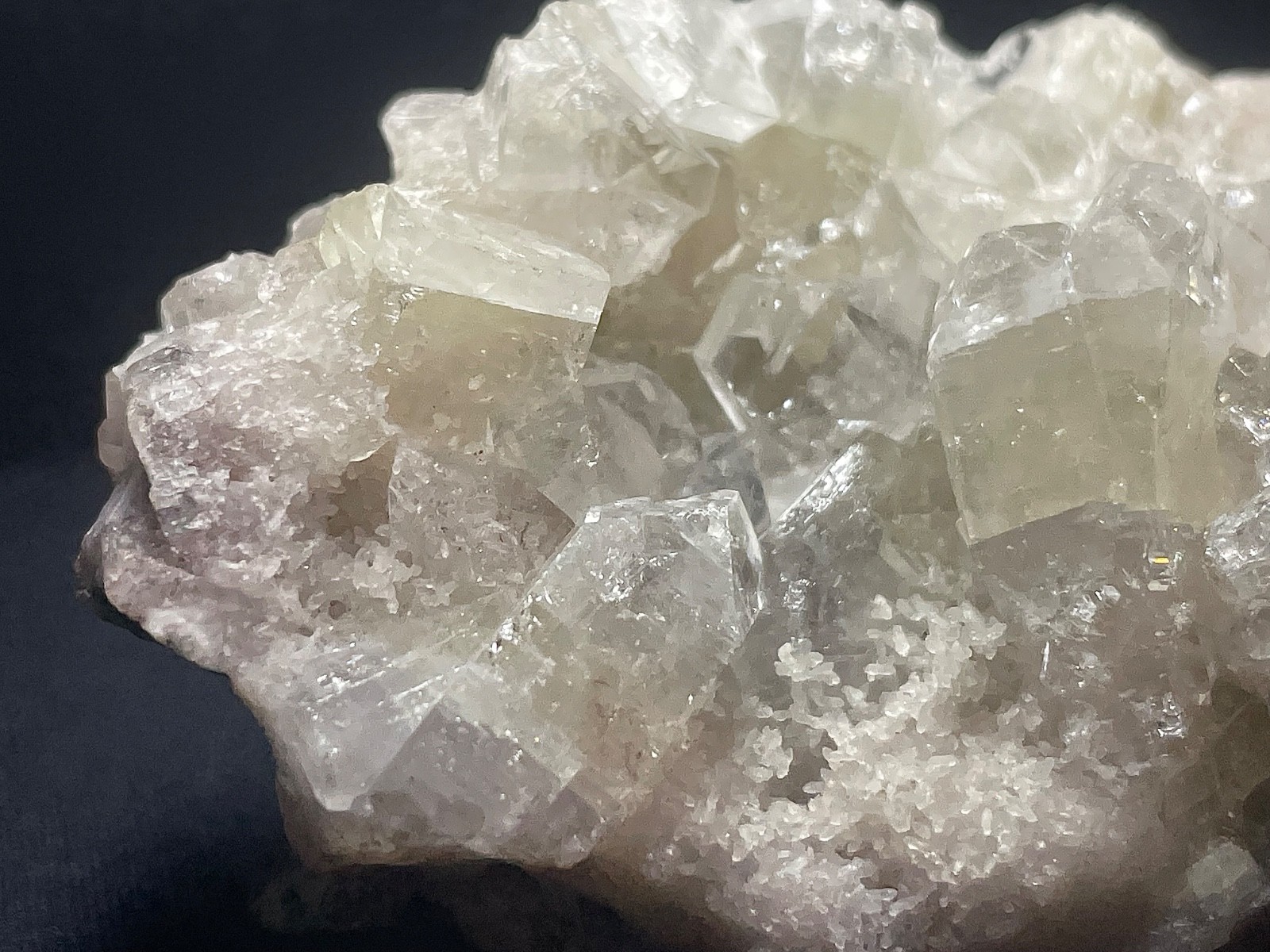 Natural clear Apophyllite in quartz minerals specimen 118gr 7.5x5x4 cm
