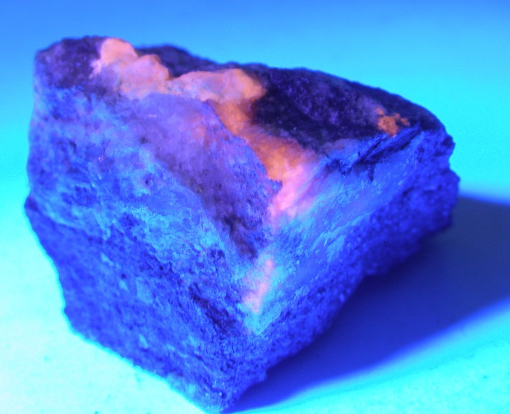 VERY RARE TUGTUPITE PIECE – GREENLAND – 3.3 x 2.8 x 2.6 cms 33.59 gms FLUORESCES
