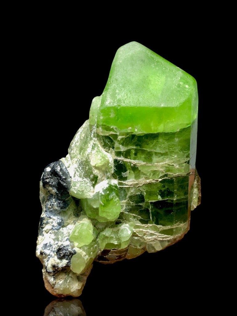 Top Quality Collection Mineral Beautiful Deep Green Peridot Crystal Specimen