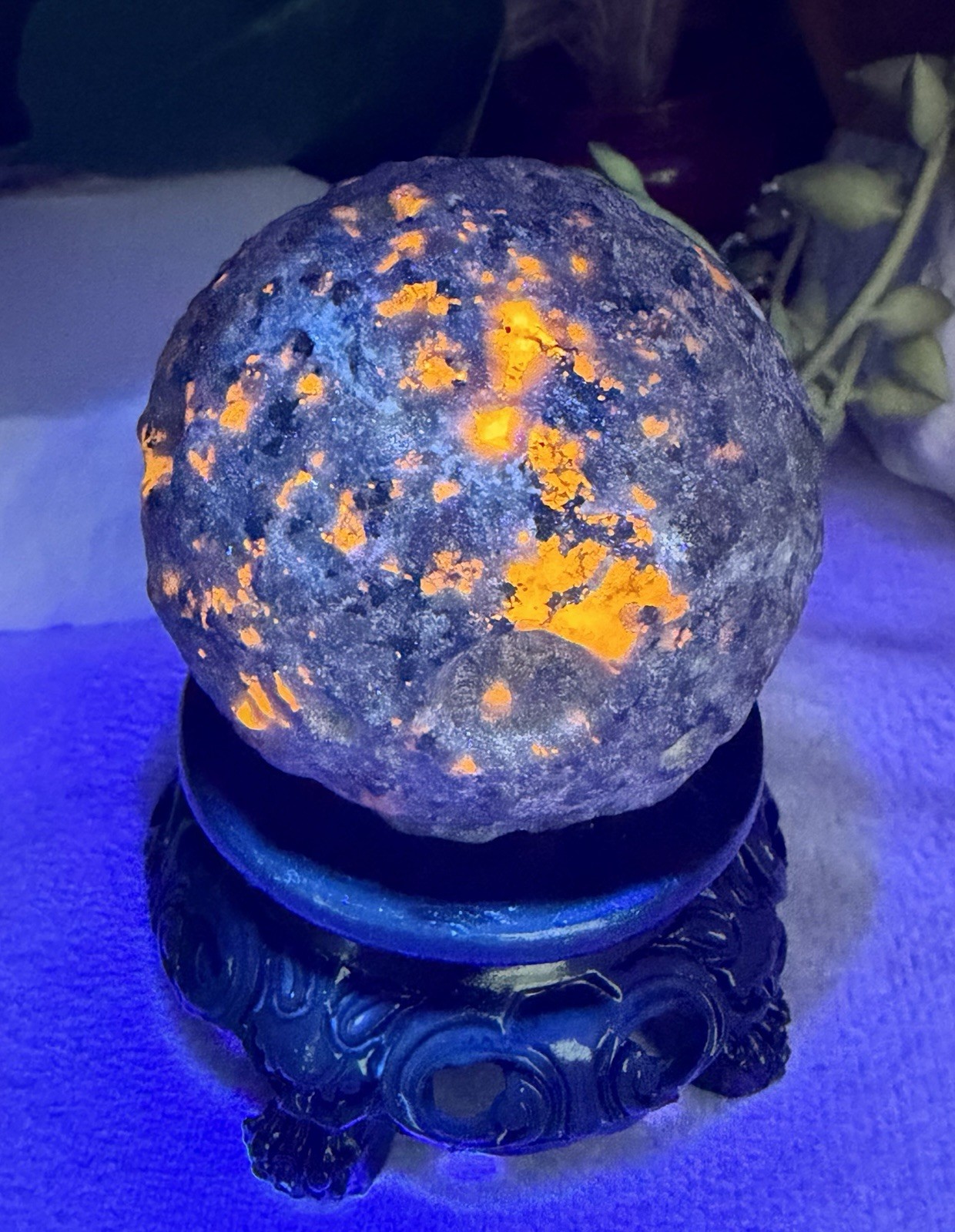 Crystal 50mm UV Reactive Yooperlite Planet Moon Flame Globe Sphere Ball & Stand
