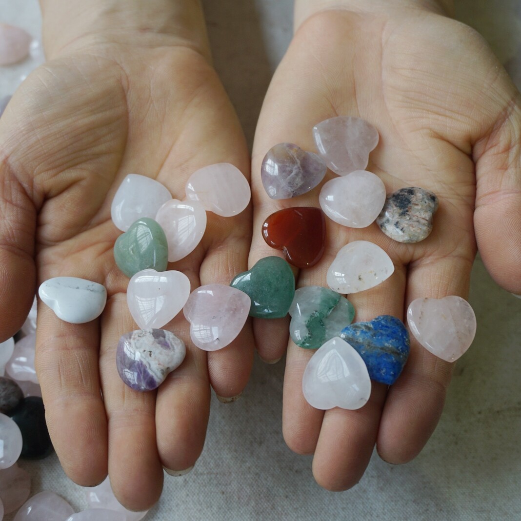 100Pcs Tiny Natural Quartz Crystal Jasper Heart Diverse Rocks Tumble Healing 2cm