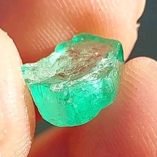 GLOWING EMERALD DOUBLE TERMINATED FROM MUZO MINE, COLOMBIA