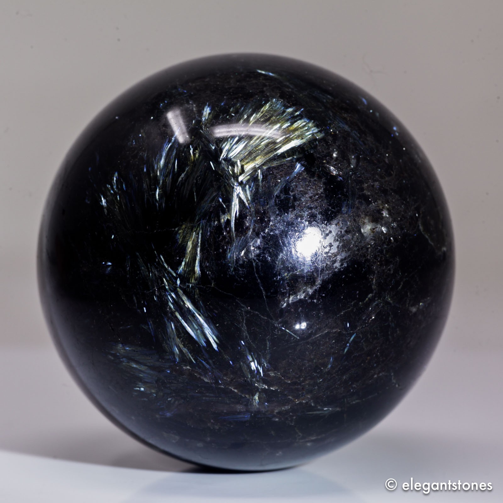613g 72mm Arfvedsonite Sphere Crystal Ball Blue Flash Fireworks Quartz Healing