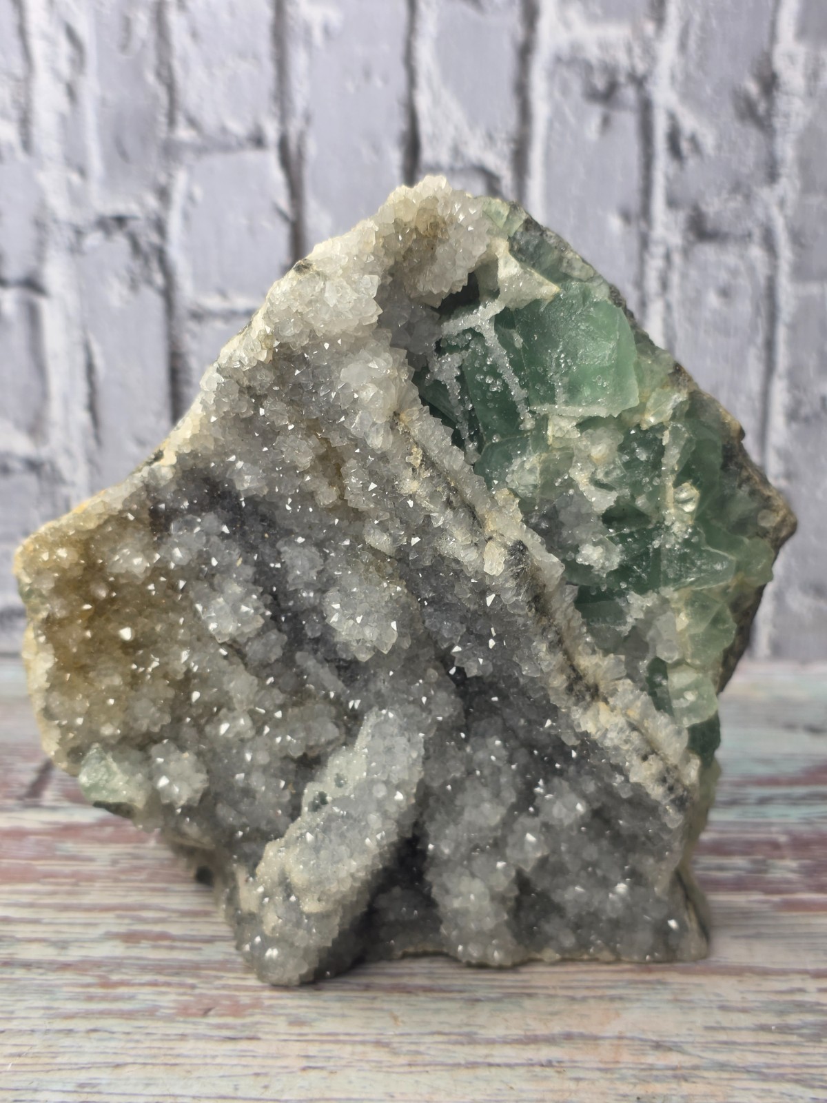 Natural Green Fluorite on Druzy Quartz China UV Reactive Crystal 1.214kg