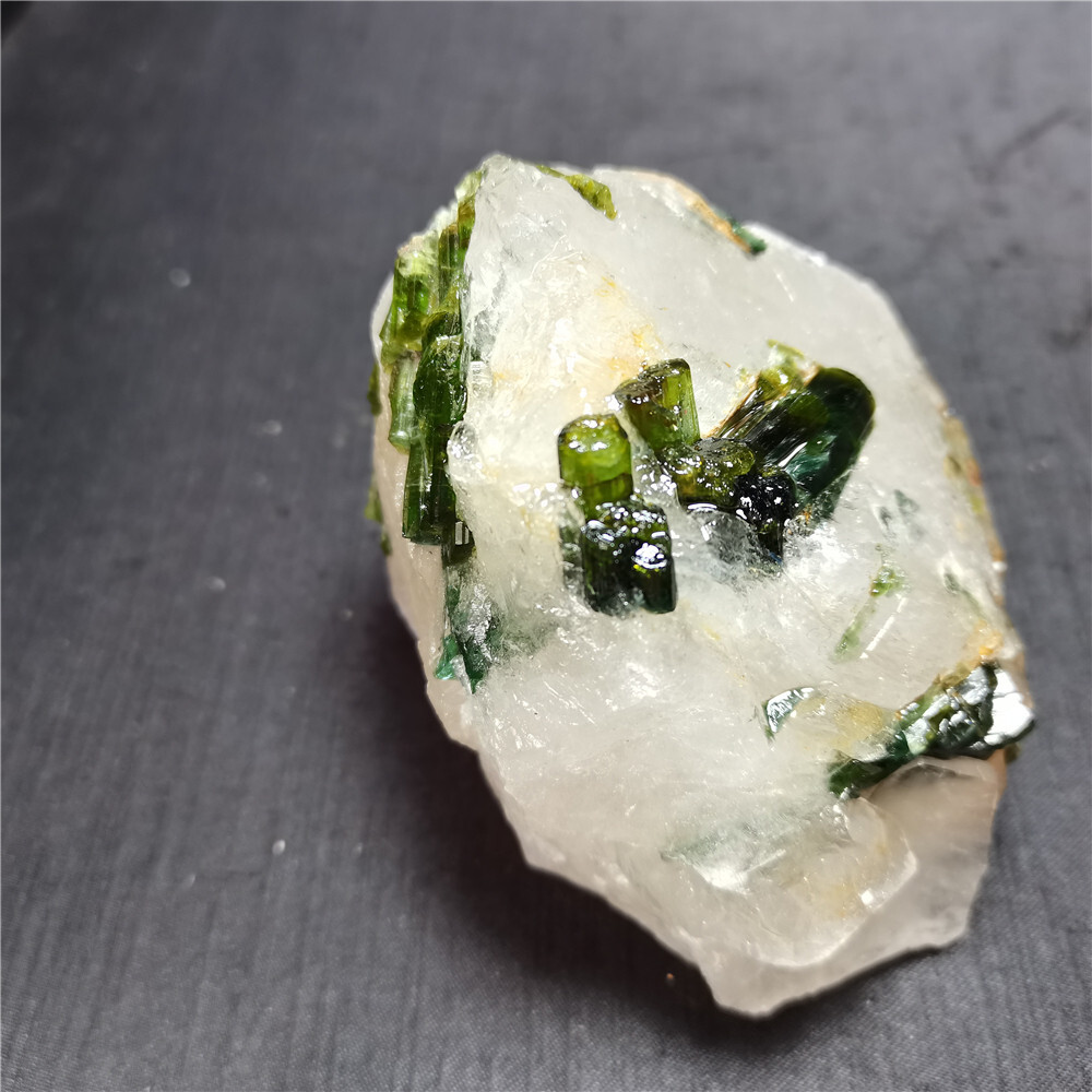 TOP 439 G Natural GreenTourmaline on Quartz Specimens Y14
