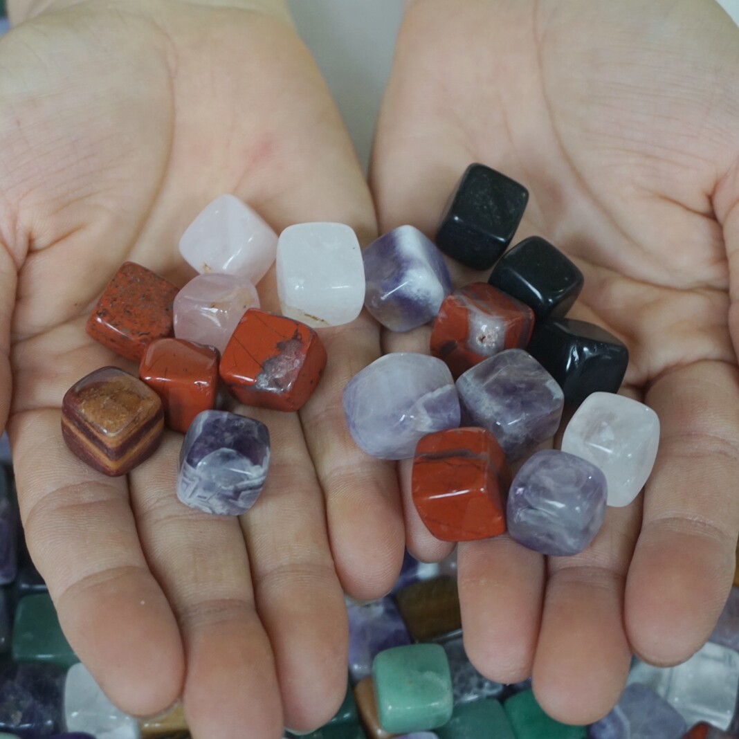 11LB 870Pcs Tiny Natural Quartz Crystal Jasper Square Cubes Mixed Stones Healing
