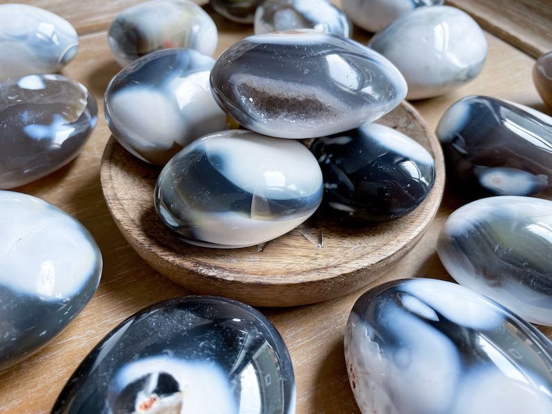 1PC 100g Ocean Orca Agate Palm Stone Large Tumbled Healing Crystal Collection