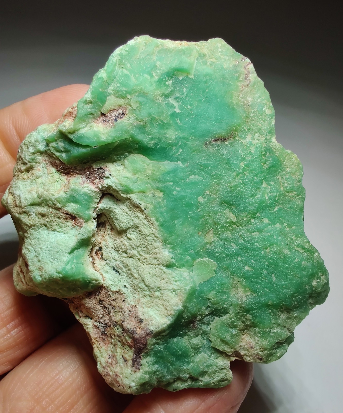 Chrysoprase specimen, great color. Haneti-Itiso, Tanzania. 141 grams.