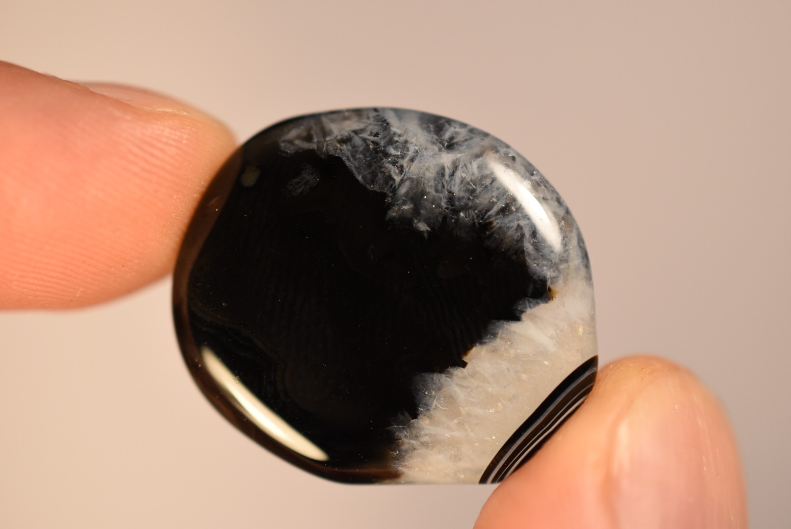 3 *BLACK AGATE* & Quartz Flat Stones 2-3cm 24.8g Natural Banded Worry Palm