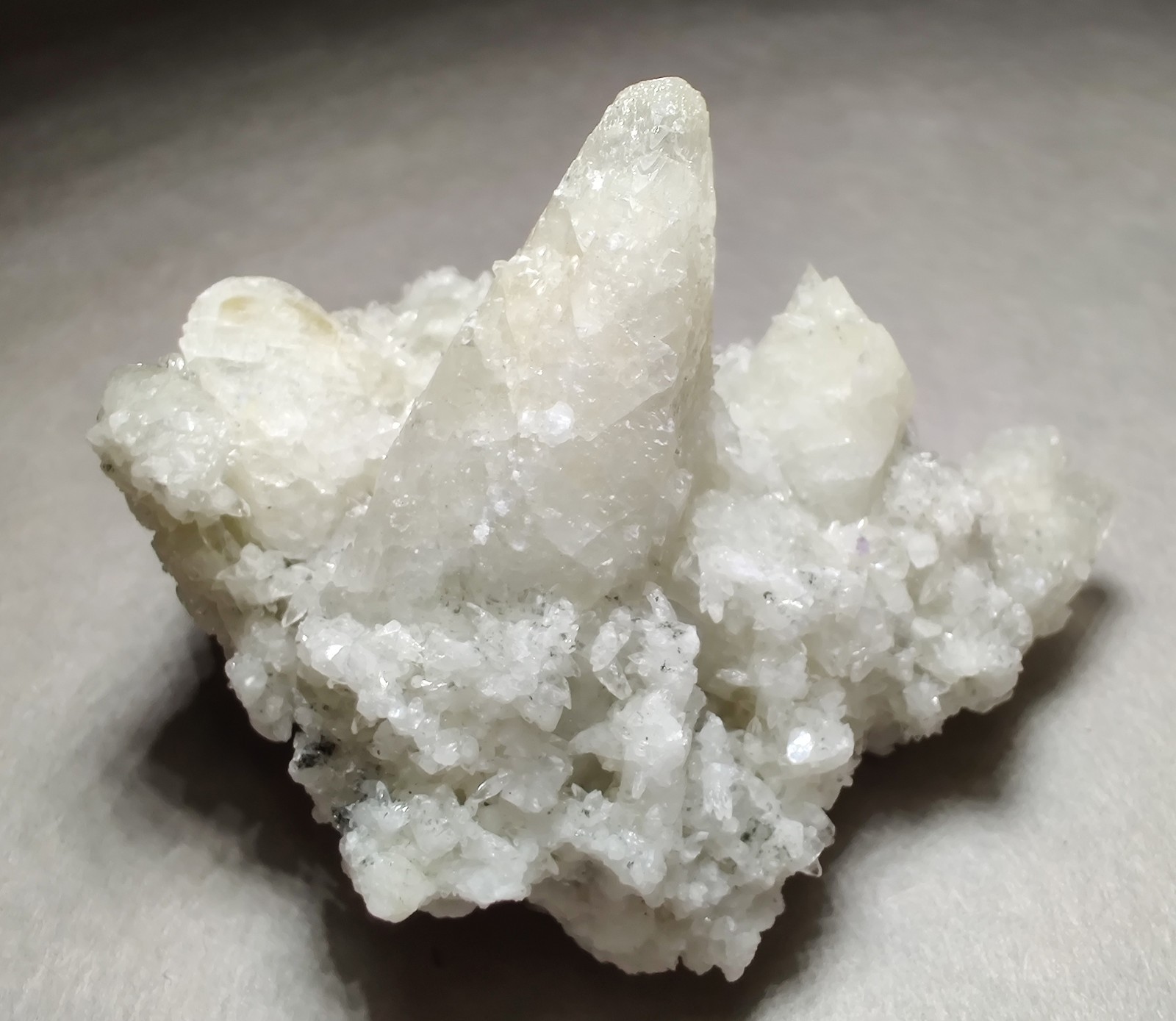 Calcite crystal specimen, fluorescent. Kentucky. 77 grams.