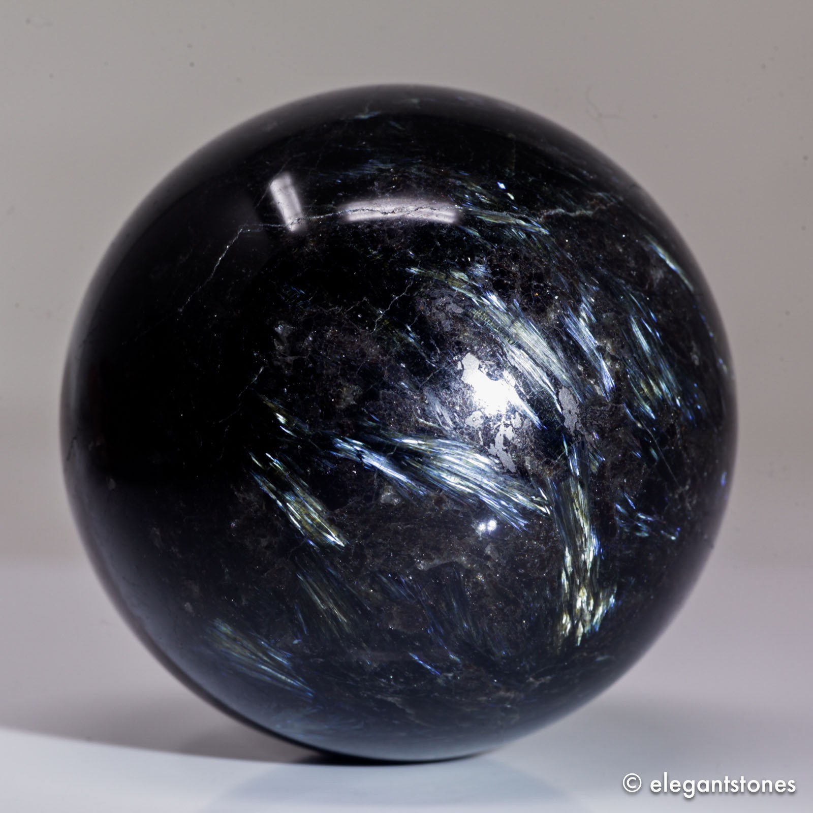 613g 72mm Arfvedsonite Sphere Crystal Ball Blue Flash Fireworks Quartz Healing
