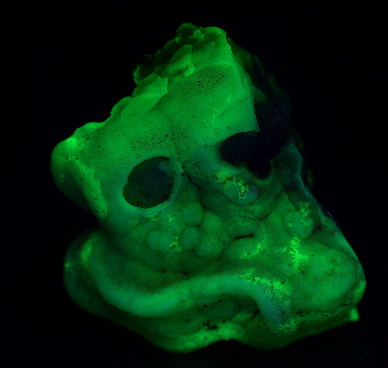 Fire Agate-Chalcedony, fluorescent. Aguascalientes, Mexico. 93 grams.