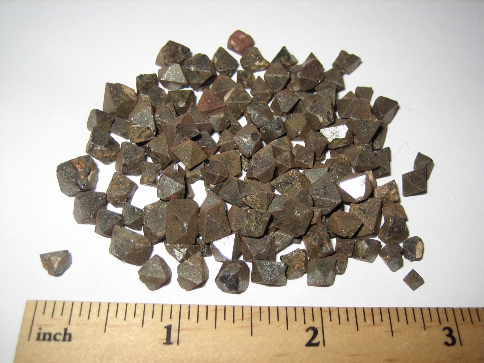 PILE TINY NATURAL ROUGH 0.2″- 0.3″ MAGNETITE CRYSTAL MINERALS FROM BRAZIL 58g *2
