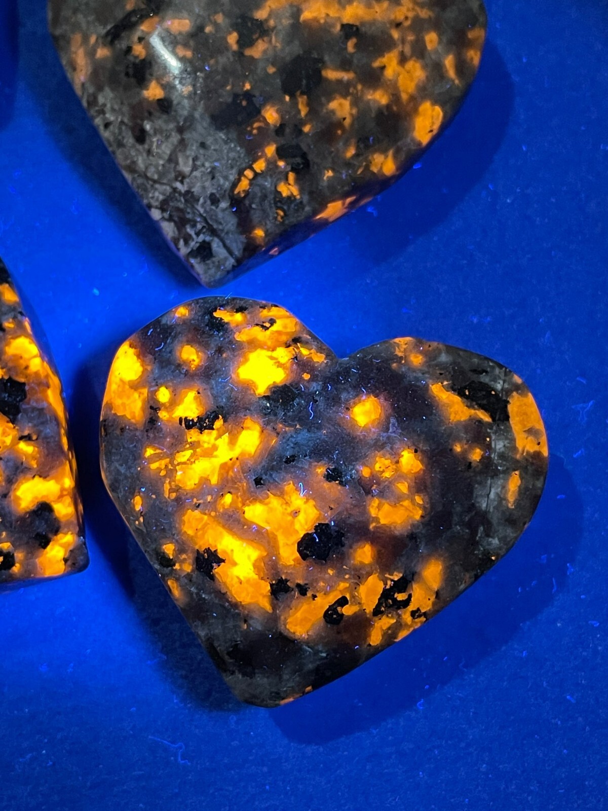 Natural Yooperlite Heart Tumbled Stone UV Reactive Sodalite Gemstone Home Decor