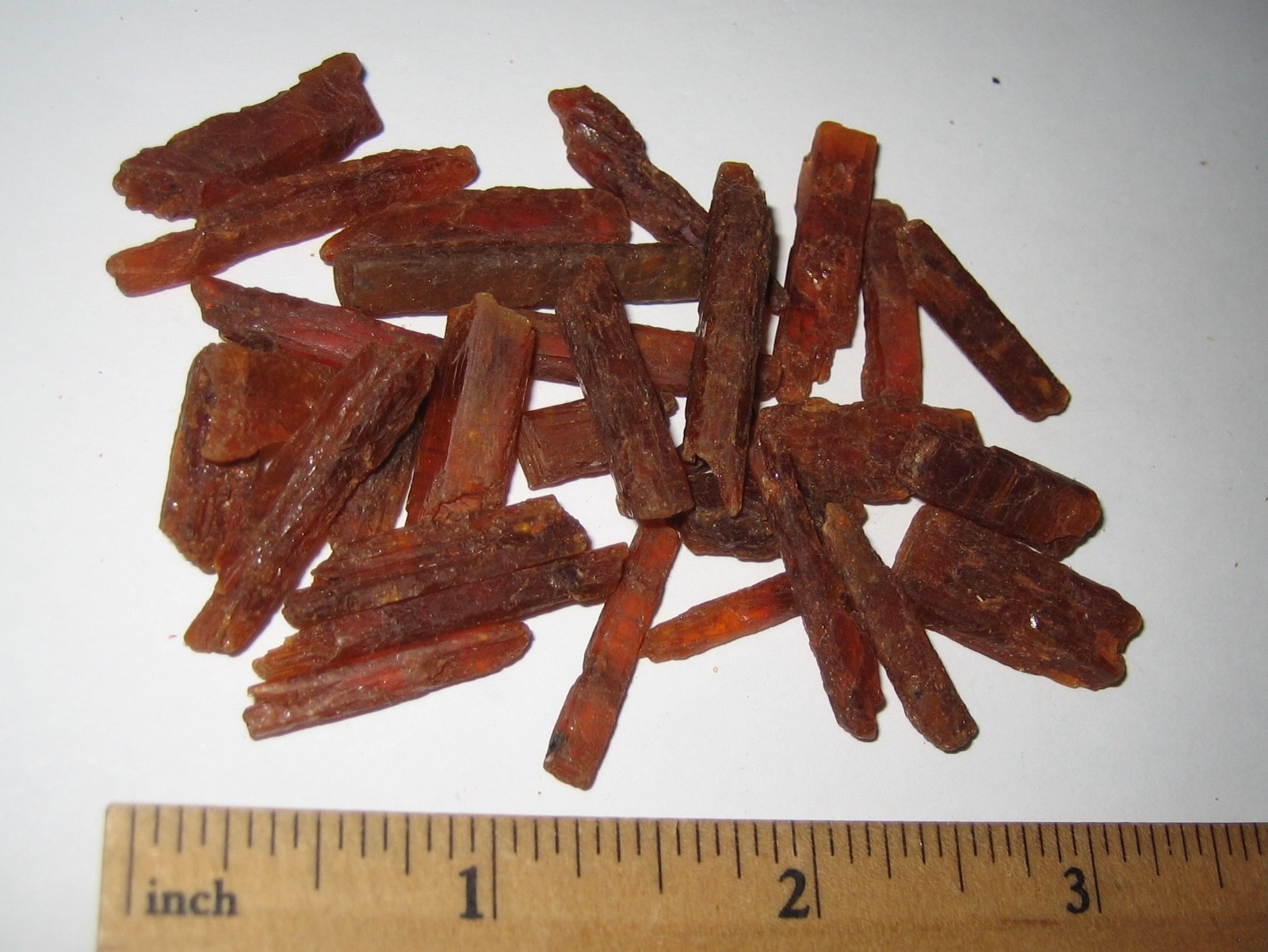 30 SMALL RARE NATURAL 0.5″- 1.2″ ORANGE KYANITE CRYSTALS TANZANIA ~ 40.6grams *3