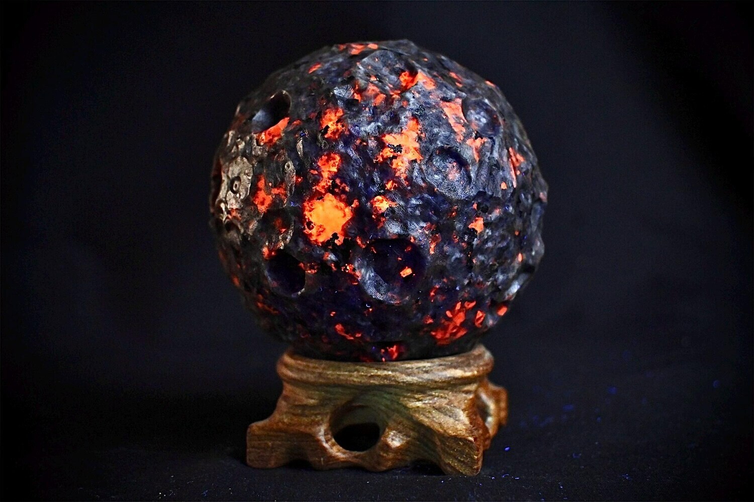 Natural Yooperlite Moon Sphere UV Reactive Sodalite Gemstone Ball Home Decor
