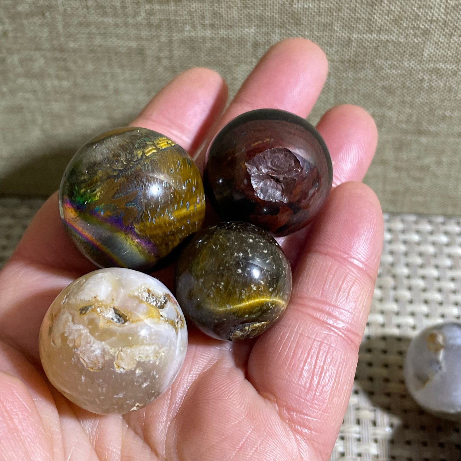 4pcs 83g Multiple combinations of damaged stones