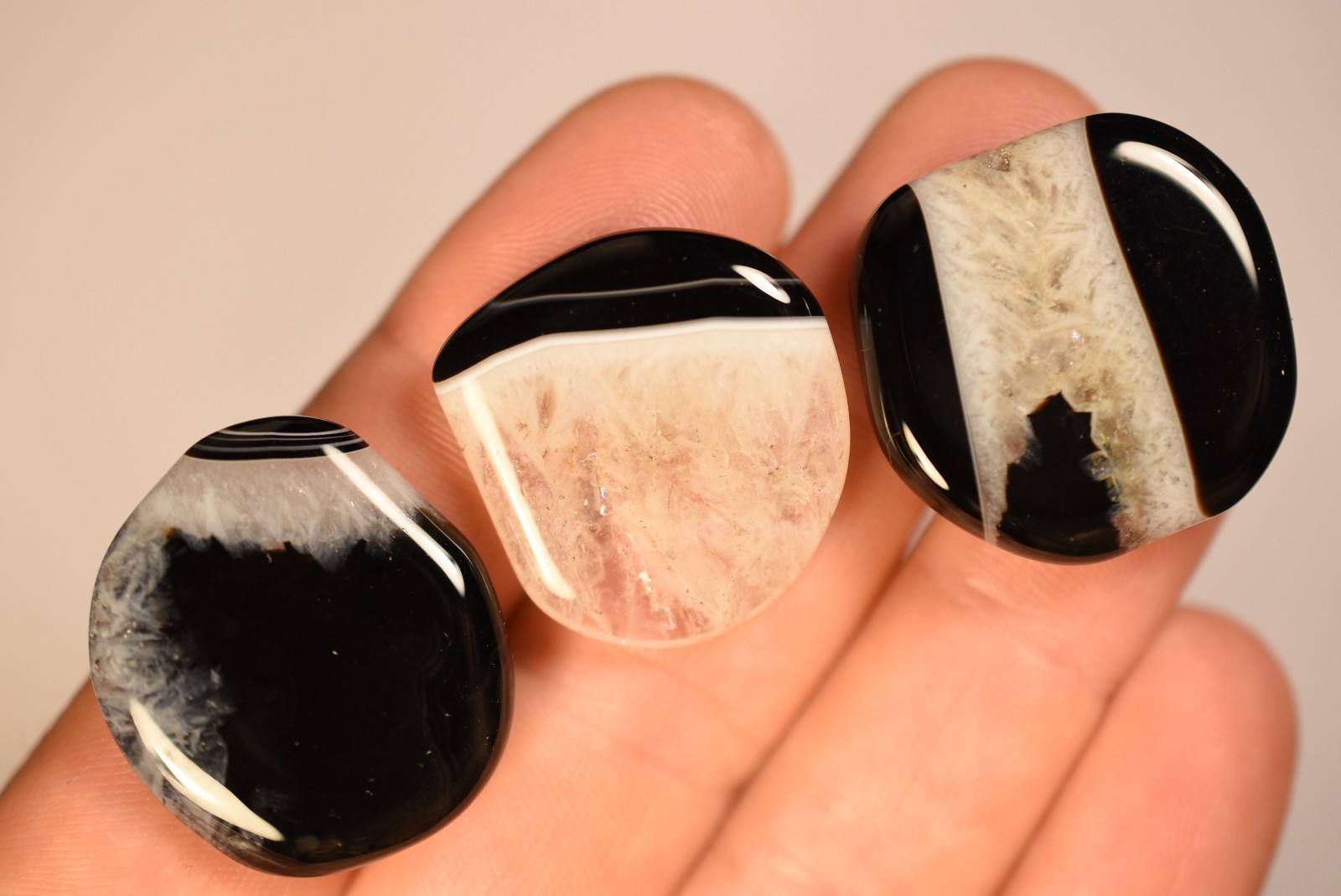 3 *BLACK AGATE* & Quartz Flat Stones 2-3cm 24.8g Natural Banded Worry Palm