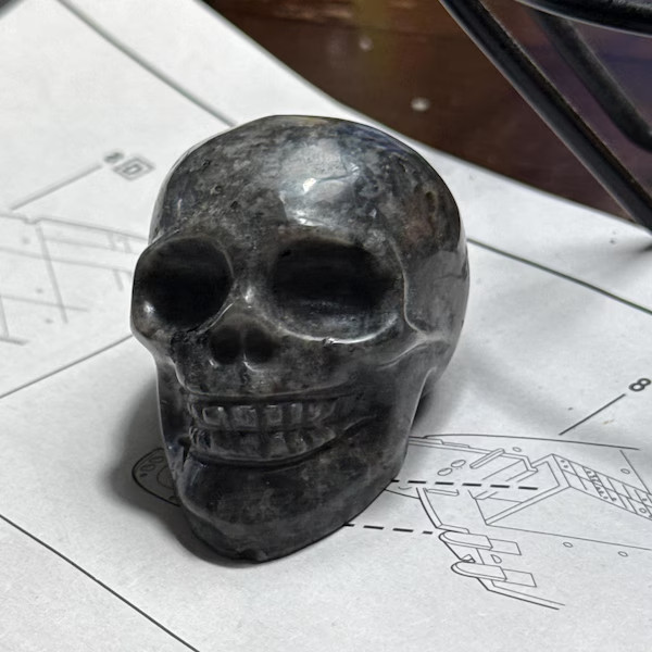 Yooperlite Skull Figurine UV Reactive Glowing Fluorescent Crystal Skull Carving