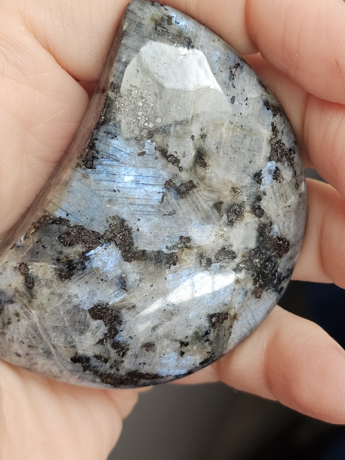 Larvikite crystal Moon Carving Carving 71g 5.9cm Meditation Flash Blue Lab Flash