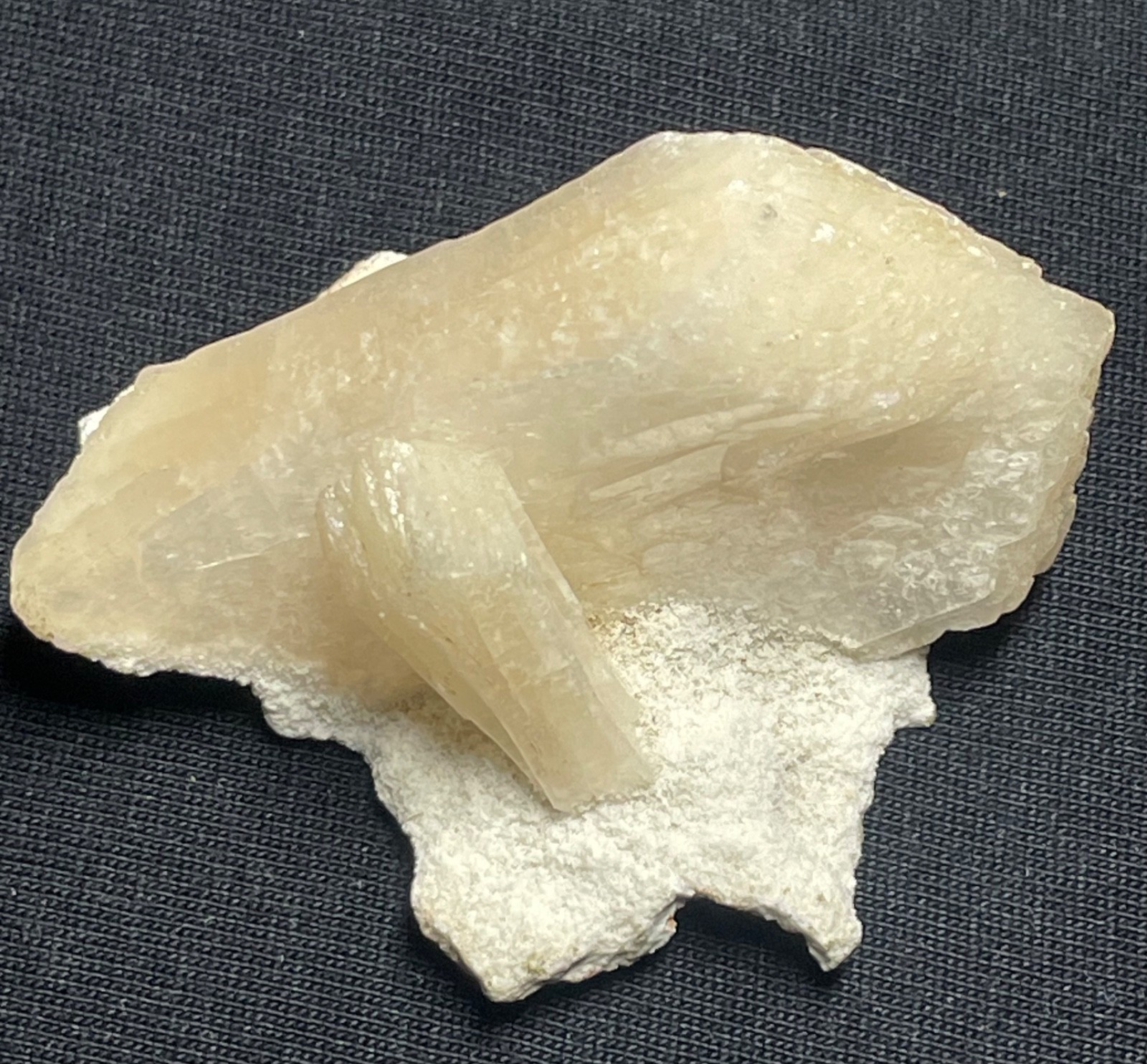 27g Natural stilbite Stunning Spiceman cluster/india 4.5×4.5×3.5 cm