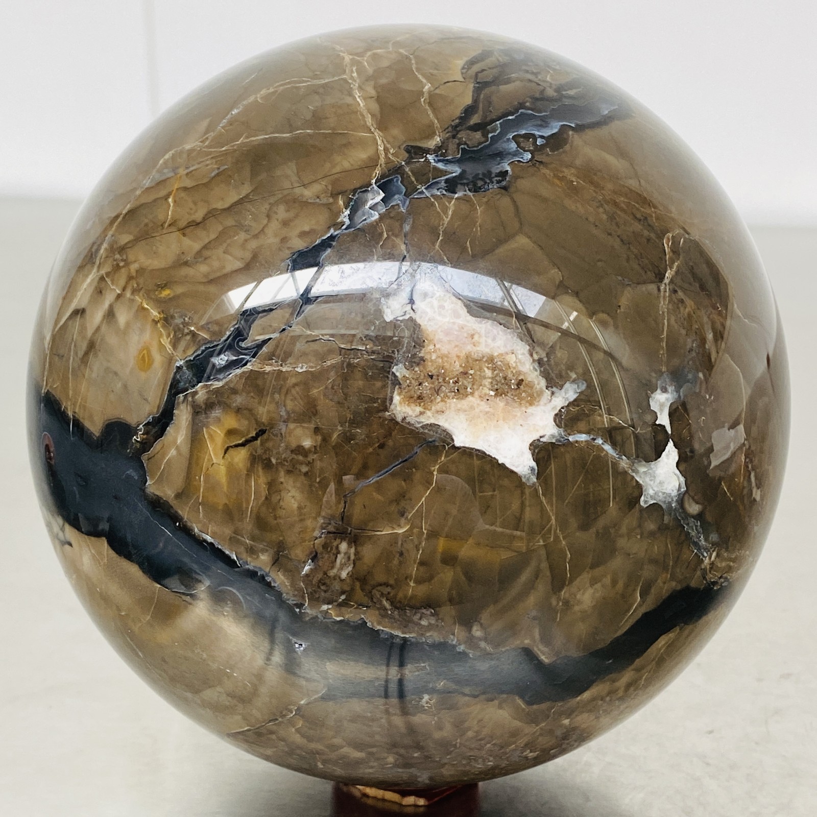 Natural Rare Volcanic Agate Crystal Sphere Healing 4620G (UV Reactive crystal)