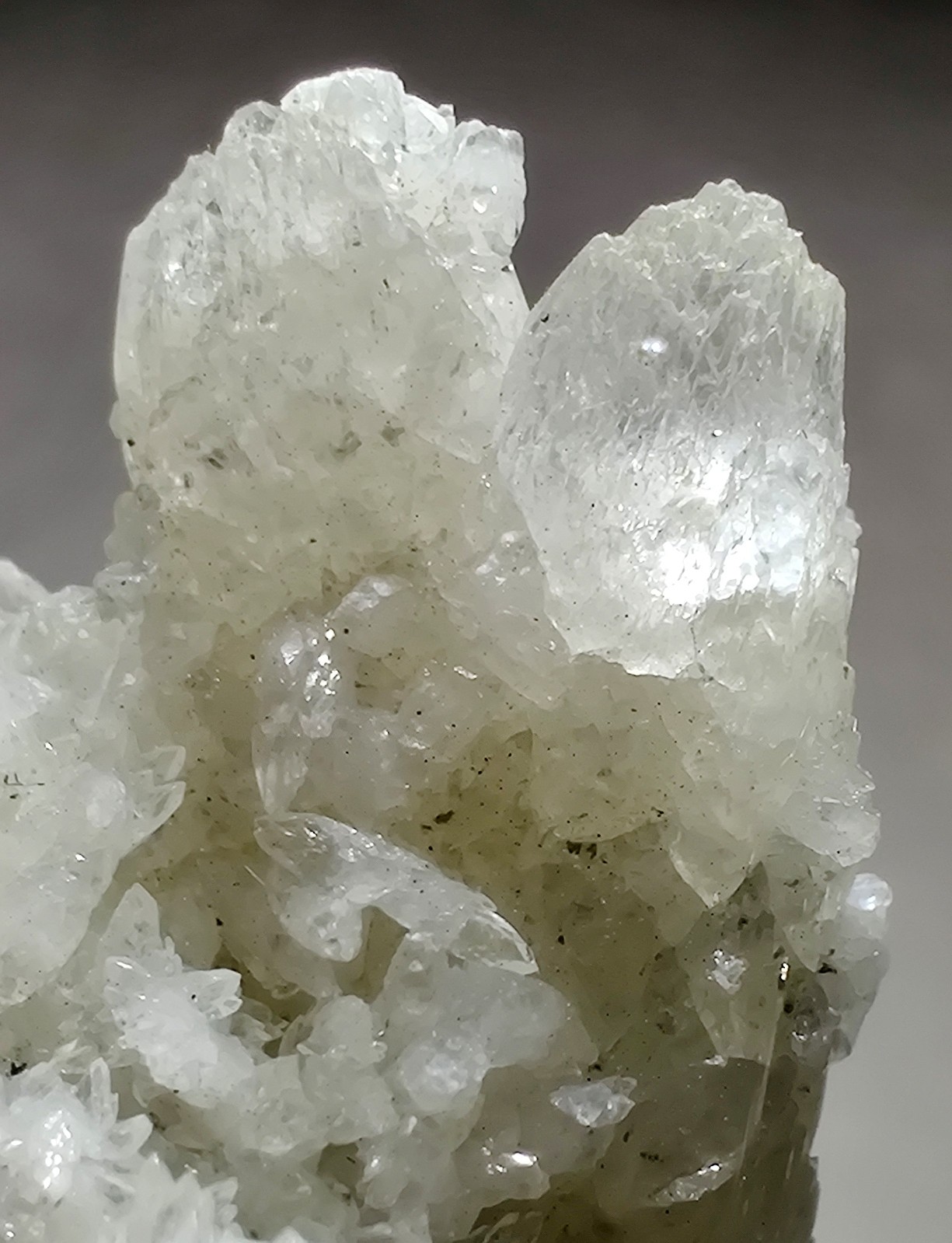 Calcite crystal specimen, fluorescent. Kentucky. 77 grams.