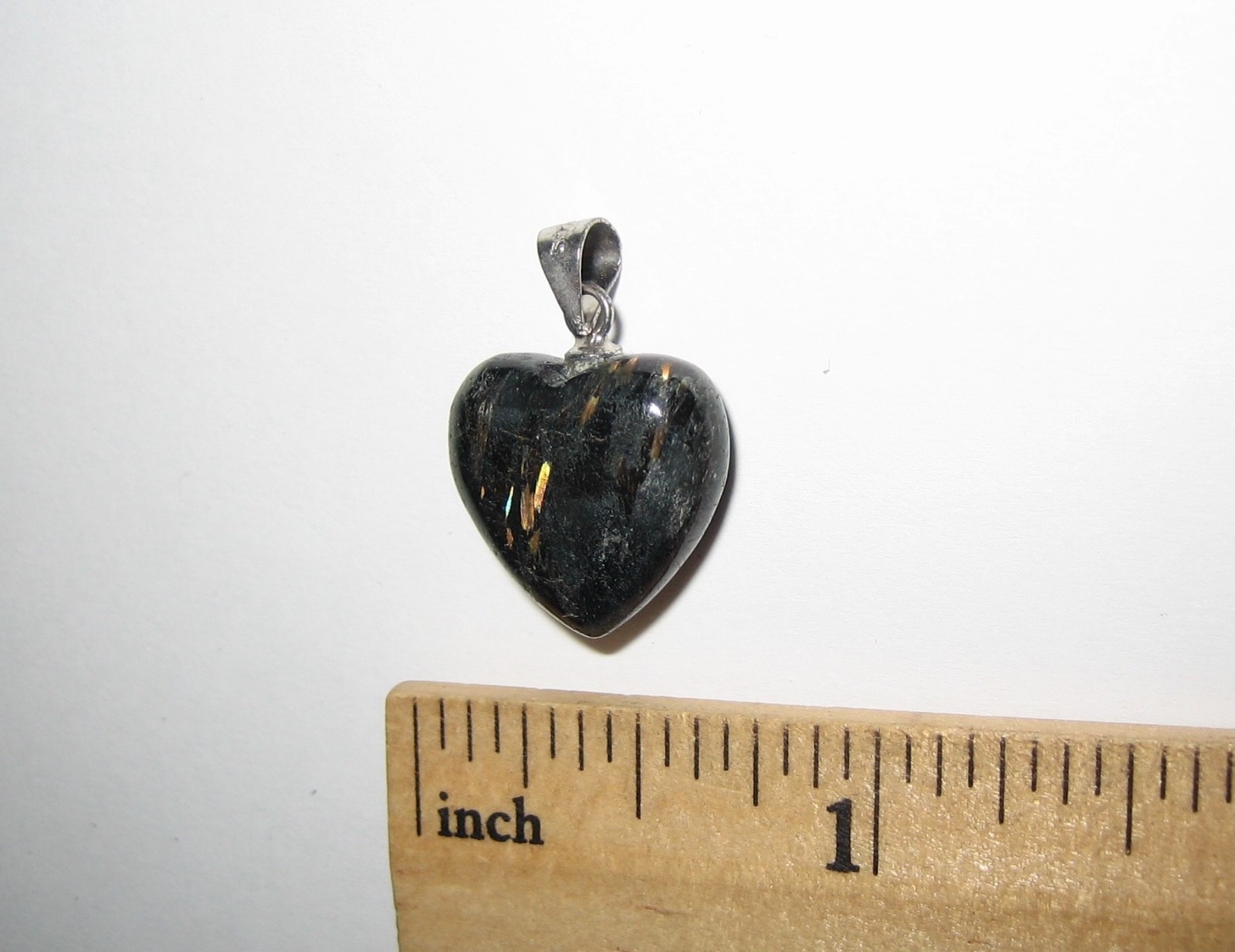 15mm RARE! POLISHED NATURAL AUTHENTIC NUUMMITE STONE HEART PENDANT GREENLAND *3