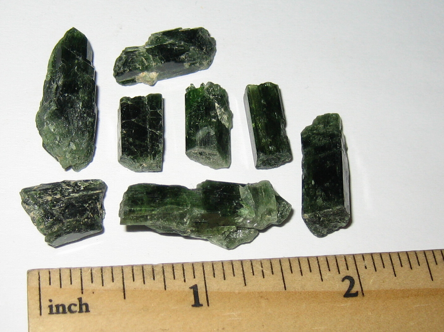 8 SMALL NATURAL ROUGH .5″-1″ RICH GREEN DIOPSIDE CRYSTALS PAKISTAN ~ 18grams *3