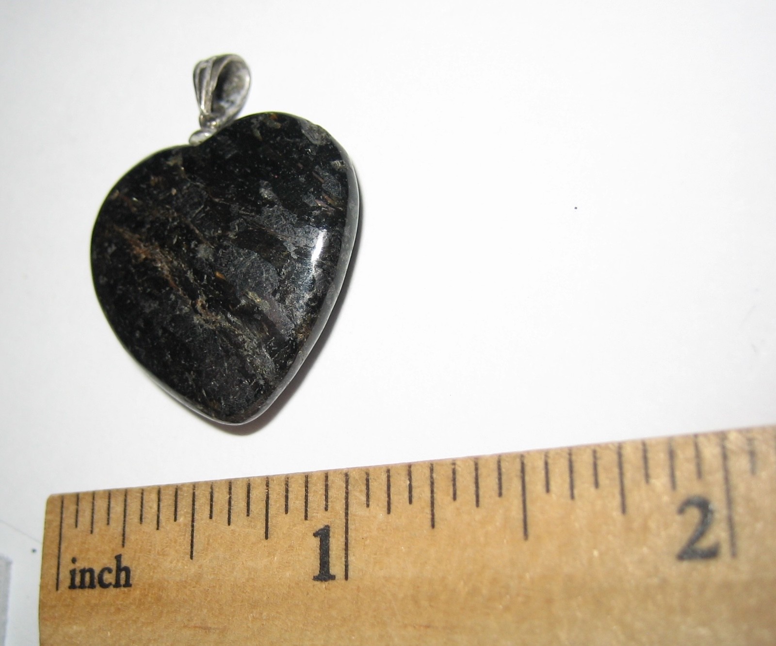 25mm RARE! POLISHED NATURAL AUTHENTIC NUUMMITE STONE HEART PENDANT GREENLAND *1