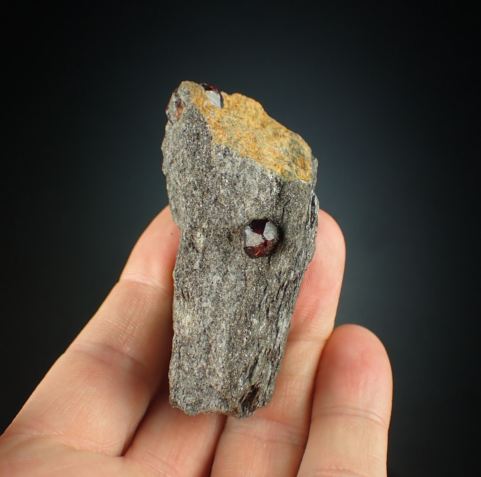 GARNET var ALMANDINE crystals on matrix 6,5 x 4,0 x 3,5 cm Alaska, U.S. 1082N