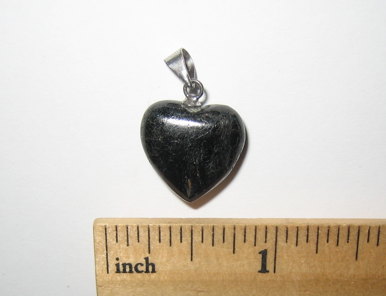 15mm RARE! POLISHED NATURAL AUTHENTIC NUUMMITE STONE HEART PENDANT GREENLAND *3